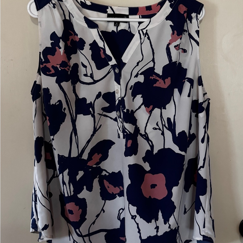 1x Perfect for Spring/Summer! 🌸Floral Sleeveless Top - Navy and Pink